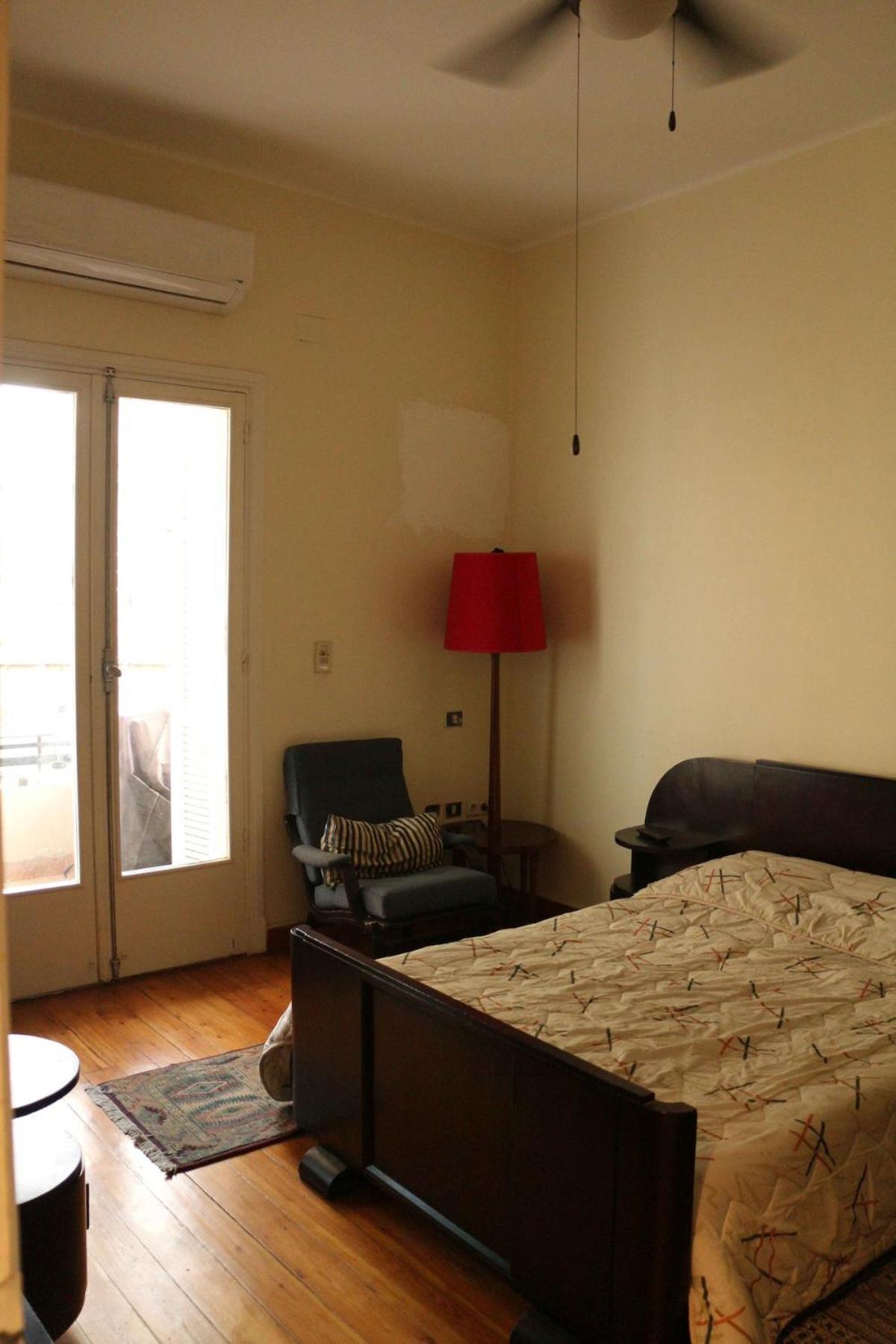 Airy & Beautifully Lit In Downtown Apartment